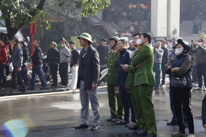 Lãnh đạo phường Hà Đông thăm hỏi, động viên người bị nạn vụ cháy nhà tại số nhà 84, phố Lê Lợi- Ảnh 3.
