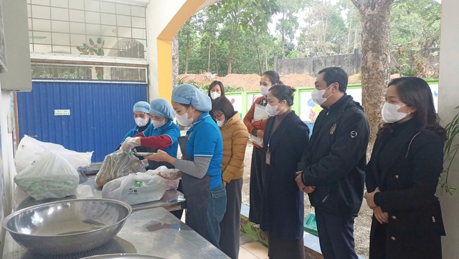 ĐỒNG CHÍ NGUYỄN HỒNG SƠN – PHÓ CHỦ TỊCH UBND XÃ KIỂM TRA CÔNG TÁC SỨC KHỎE HỌC ĐƯỜNG, AN TOÀN THỰC PHẨM TRƯỜNG HỌC- Ảnh 2.