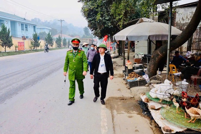 Đồng chí Nguyễn Thành Sơn – Phó Chủ tịch UBND xã Yên Bài kiểm tra, khảo sát điểm nghẽn trật tự đô thị- Ảnh 1.