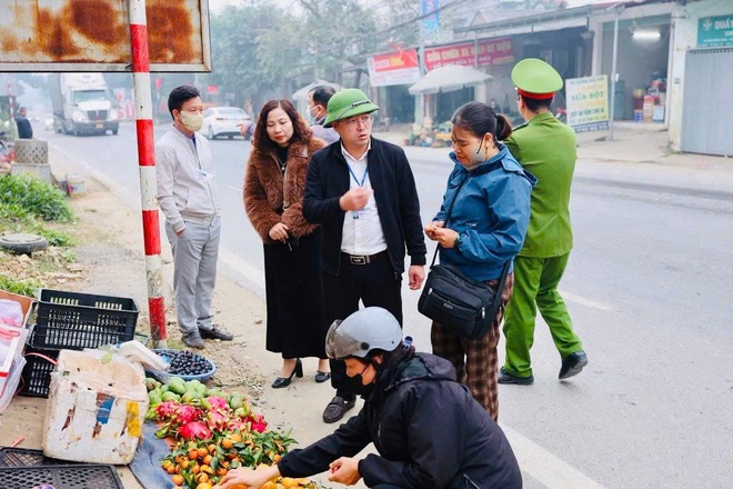 Đồng chí Nguyễn Thành Sơn – Phó Chủ tịch UBND xã Yên Bài kiểm tra, khảo sát điểm nghẽn trật tự đô thị- Ảnh 2.
