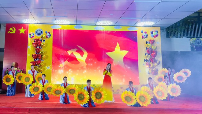 
Rực rỡ chương trình nghệ thuật "Dưới cờ Đảng quang vinh"- Ảnh 2.