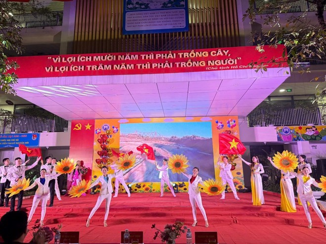 
Rực rỡ chương trình nghệ thuật "Dưới cờ Đảng quang vinh"- Ảnh 7.