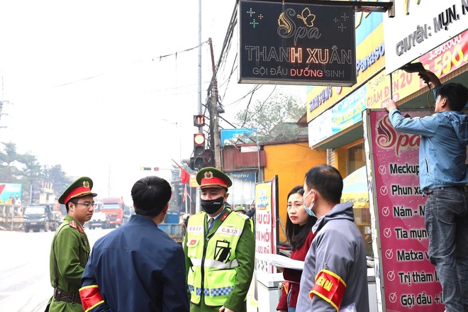 Ban chỉ đạo 197 xã Yên Bài ra quân giải toả hành lang an toàn giao thông- Ảnh 2.