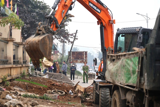 Ban chỉ đạo 197 xã Yên Bài ra quân giải toả hành lang an toàn giao thông- Ảnh 3.