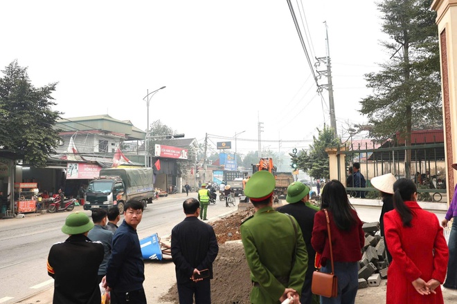 Ban chỉ đạo 197 xã Yên Bài ra quân giải toả hành lang an toàn giao thông- Ảnh 6.