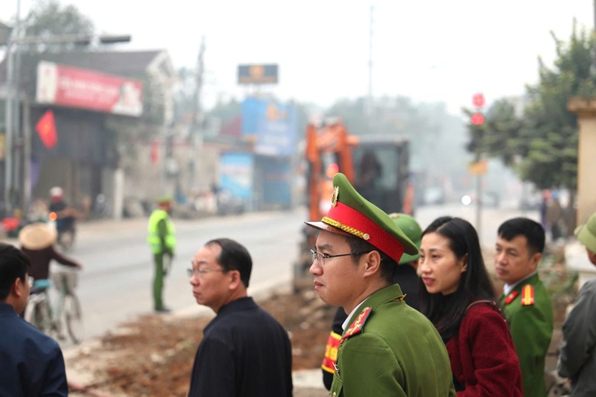 Ban chỉ đạo 197 xã Yên Bài ra quân giải toả hành lang an toàn giao thông- Ảnh 7.