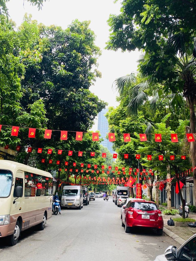 CẦU GIẤY RỰC RỠ CỜ HOA CHÀO MỪNG ĐẠI HỘI ĐẠI BIỂU TOÀN QUỐC LẦN THỨ XIV CỦA ĐẢNG- Ảnh 2.