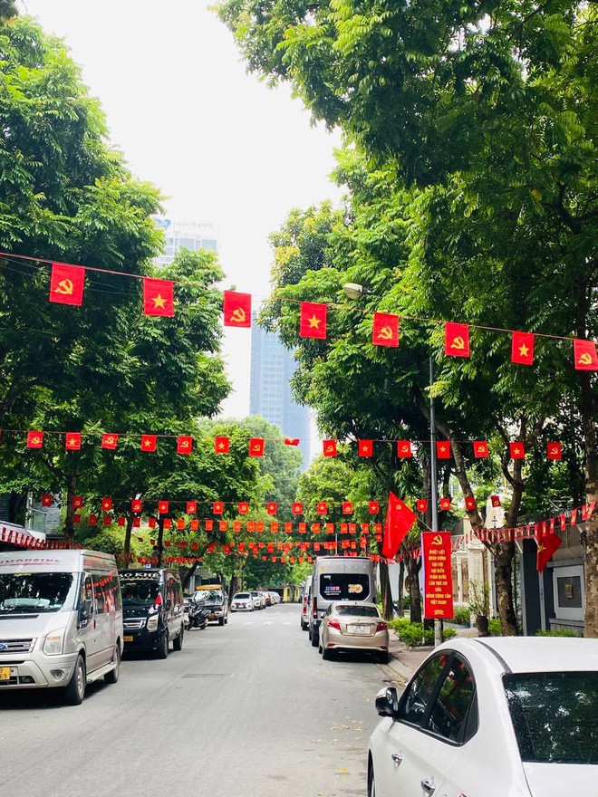 CẦU GIẤY RỰC RỠ CỜ HOA CHÀO MỪNG ĐẠI HỘI ĐẠI BIỂU TOÀN QUỐC LẦN THỨ XIV CỦA ĐẢNG- Ảnh 6.