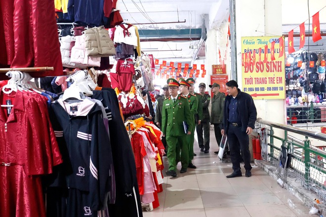 Hà Đông tăng cường tuyên truyền và kiểm tra phòng cháy tại chợ và làng nghề dịp cuối năm- Ảnh 1.