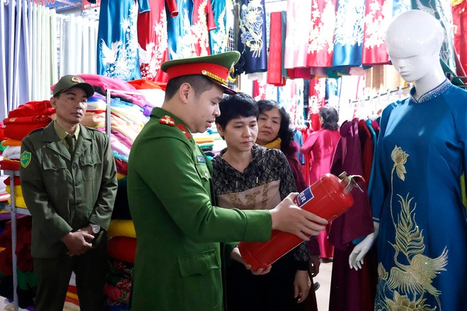 Hà Đông tăng cường tuyên truyền và kiểm tra phòng cháy tại chợ và làng nghề dịp cuối năm- Ảnh 2.