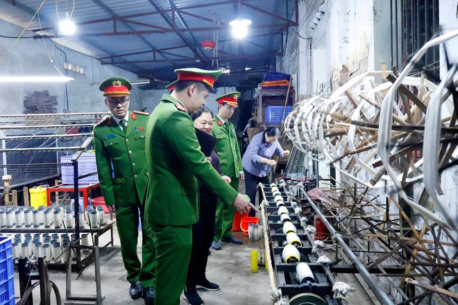 Hà Đông tăng cường tuyên truyền và kiểm tra phòng cháy tại chợ và làng nghề dịp cuối năm- Ảnh 4.