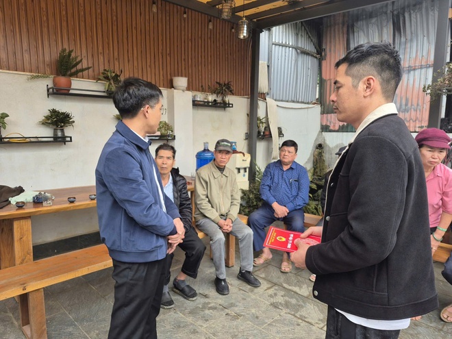 Đồng chí Nguyễn Văn Tùng - Phó Bí thư Đảng ủy - Chủ tịch UBND xã Yên Bài thăm hỏi, động viên gia đình bị cháy cửa hàng- Ảnh 1.