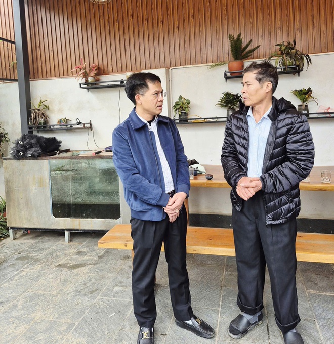 Đồng chí Nguyễn Văn Tùng - Phó Bí thư Đảng ủy - Chủ tịch UBND xã Yên Bài thăm hỏi, động viên gia đình bị cháy cửa hàng- Ảnh 3.