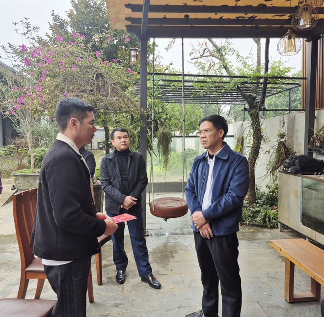 Đồng chí Nguyễn Văn Tùng - Phó Bí thư Đảng ủy - Chủ tịch UBND xã Yên Bài thăm hỏi, động viên gia đình bị cháy cửa hàng- Ảnh 2.