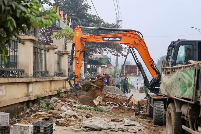 Ban chỉ đạo 197 xã Yên Bài giải toả thành công điểm nghẽn chợ tạm, đảm bảo an toàn giao thông khu vực trường THCS Yên Bài B- Ảnh 4.