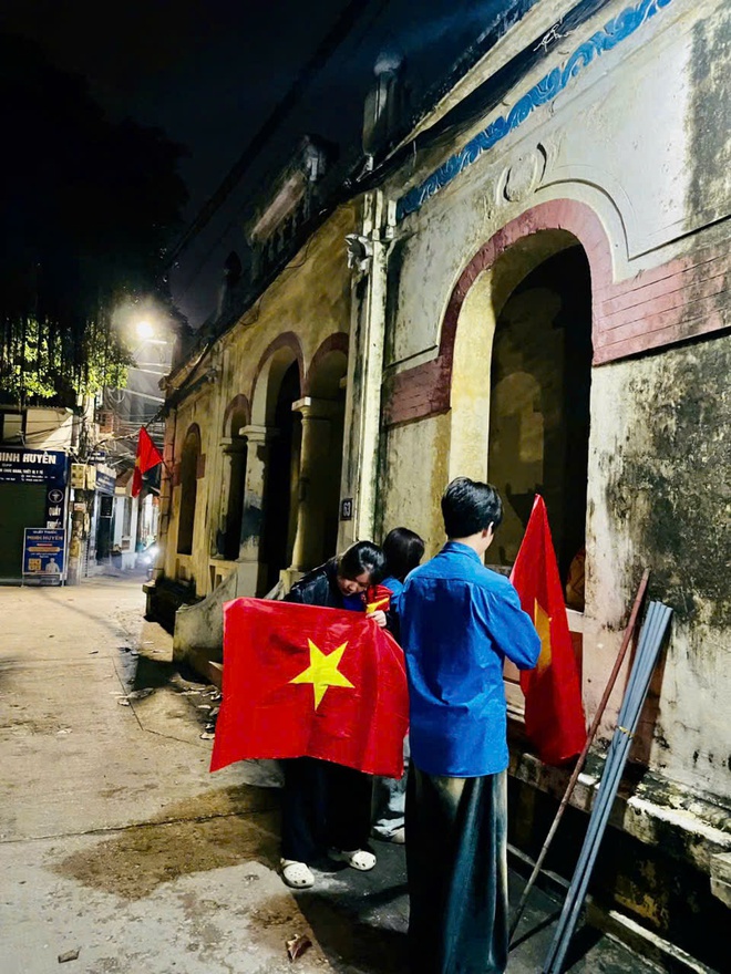 Tuổi trẻ xã Hồng Vân treo cờ chào mừng Đại hội Đại biểu toàn quốc lần thứ XIV của Đảng.- Ảnh 1.