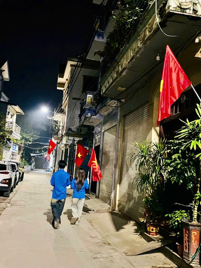 Tuổi trẻ xã Hồng Vân treo cờ chào mừng Đại hội Đại biểu toàn quốc lần thứ XIV của Đảng.- Ảnh 2.