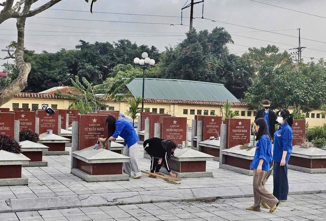 Tuổi trẻ xã Hồng Vân treo cờ chào mừng Đại hội Đại biểu toàn quốc lần thứ XIV của Đảng.- Ảnh 3.