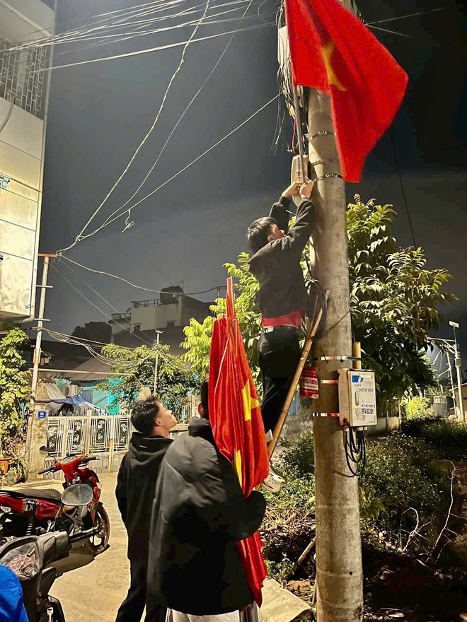 Tuổi trẻ xã Hồng Vân treo cờ chào mừng Đại hội Đại biểu toàn quốc lần thứ XIV của Đảng.- Ảnh 5.