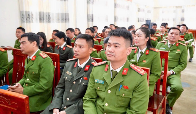 Công an xã Hồng Vân và Ban chỉ huy quân sự xã: Hội nghị liên tịch lấy ý kiến cử tri nơi công tác đối với người được dự kiến giới thiệu ứng cử Đại biểu HĐND xã, nhiệm kỳ 2026 -2031- Ảnh 4.