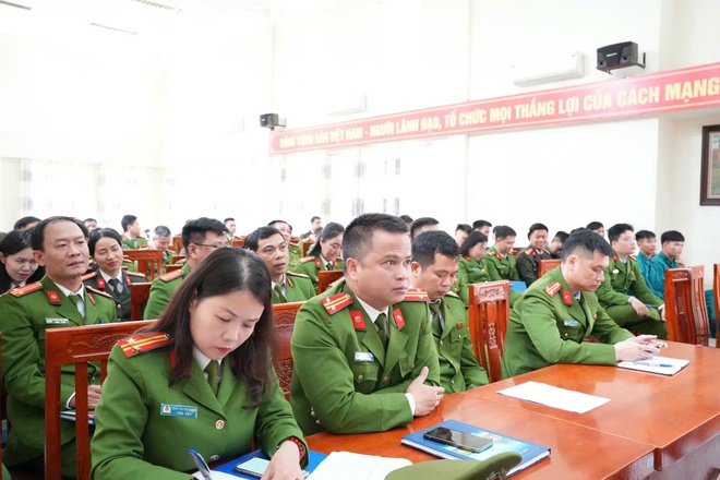 Công an xã Hồng Vân và Ban chỉ huy quân sự xã: Hội nghị liên tịch lấy ý kiến cử tri nơi công tác đối với người được dự kiến giới thiệu ứng cử Đại biểu HĐND xã, nhiệm kỳ 2026 -2031- Ảnh 2.