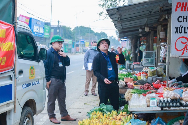 Ban chỉ đạo 197 xã Yên Bài ra quân đợt 3 xử lý biển bảng sai quy định- Ảnh 1.