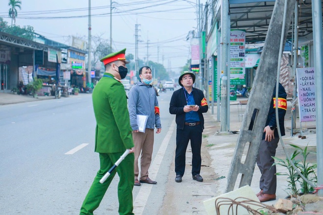 Ban chỉ đạo 197 xã Yên Bài ra quân đợt 3 xử lý biển bảng sai quy định- Ảnh 2.