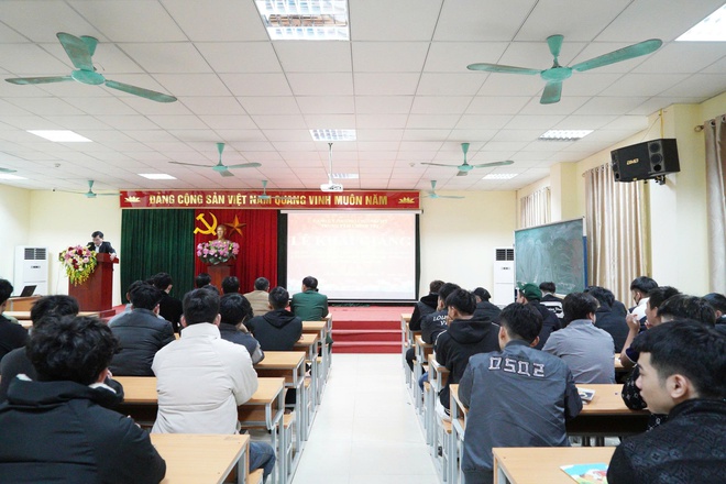 Công dân tham gia nghĩa vụ Quân sự và nghĩa vụ Công an nhân dân năm 2026 được bồi dưỡng nhận thức về Đảng- Ảnh 3.