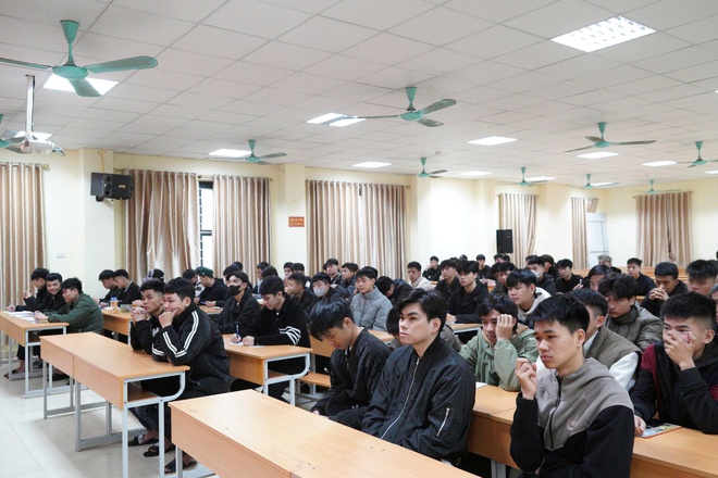 Công dân tham gia nghĩa vụ Quân sự và nghĩa vụ Công an nhân dân năm 2026 được bồi dưỡng nhận thức về Đảng- Ảnh 4.