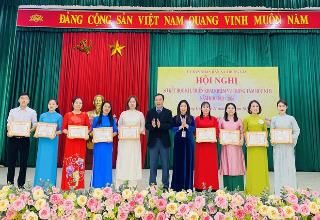 TRUNG GIÃ TỔ CHỨC HỘI NGHỊ SƠ KẾT HỌC KỲ I, TRIỂN KHAI NHIỆM VỤ TRỌNG TÂM HỌC KỲ II NĂM HỌC 2025–2026
- Ảnh 11.