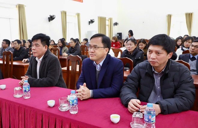 Xã Hồng Vân trao quyết định điều động, luân chuyển, bổ nhiệm hiệu trưởng, phó hiệu trưởng các nhà trường - Ảnh 2.