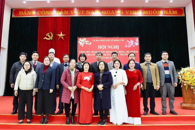 Xã Hồng Vân trao quyết định điều động, luân chuyển, bổ nhiệm hiệu trưởng, phó hiệu trưởng các nhà trường - Ảnh 10. Xã Hồng Vân trao quyết định điều động, luân chuyển, bổ nhiệm hiệu trưởng, phó hiệu trưởng các nhà trường - Ảnh 10.