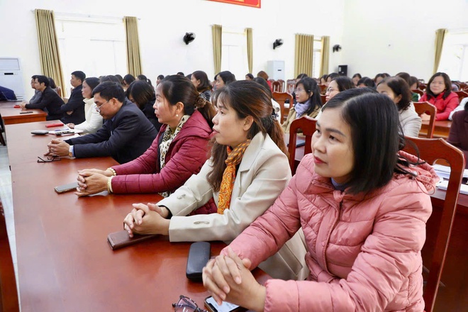 Xã Hồng Vân trao quyết định điều động, luân chuyển, bổ nhiệm hiệu trưởng, phó hiệu trưởng các nhà trường - Ảnh 3.