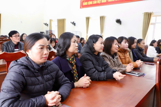 Xã Hồng Vân trao quyết định điều động, luân chuyển, bổ nhiệm hiệu trưởng, phó hiệu trưởng các nhà trường - Ảnh 4.