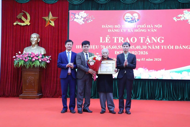 Đảng bộ xã Hồng Vân trao huy hiệu đảng, tuyên dương bí thư chi bộ xuất sắc và công bố Quyết định tiếp nhận tổ chức Đảng - Ảnh 1.