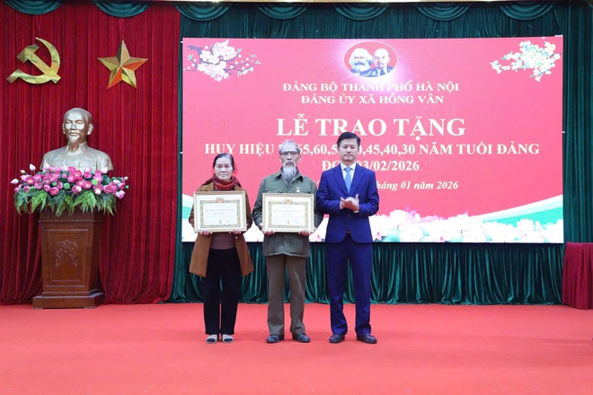 Đảng bộ xã Hồng Vân trao huy hiệu đảng, tuyên dương bí thư chi bộ xuất sắc và công bố Quyết định tiếp nhận tổ chức Đảng - Ảnh 2.