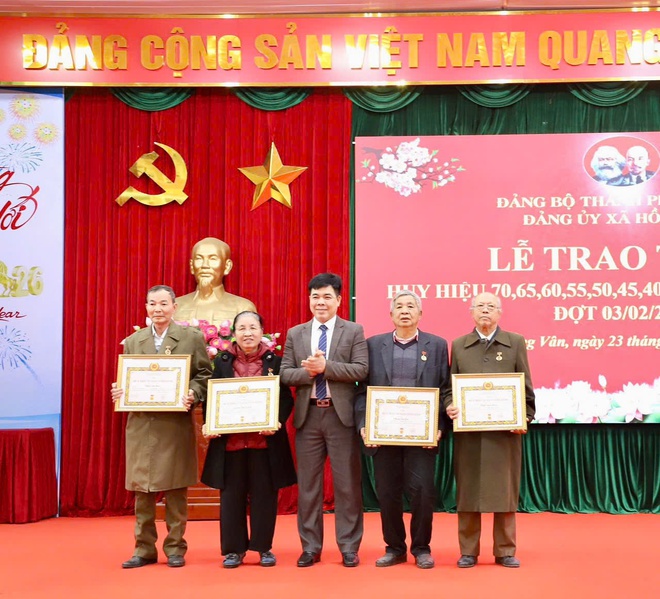 Đảng bộ xã Hồng Vân trao huy hiệu đảng, tuyên dương bí thư chi bộ xuất sắc và công bố Quyết định tiếp nhận tổ chức Đảng - Ảnh 3.