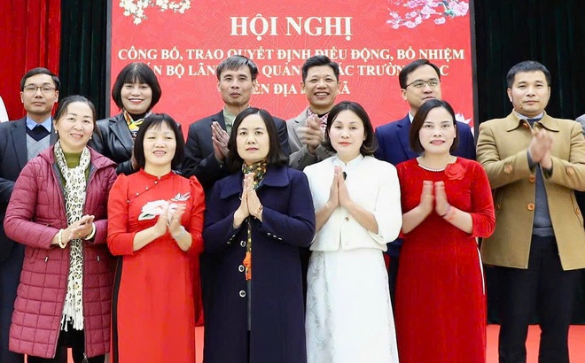 Xã Hồng Vân trao quyết định điều động, luân chuyển, bổ nhiệm hiệu trưởng, phó hiệu trưởng các nhà trường - Ảnh 11. Xã Hồng Vân trao quyết định điều động, luân chuyển, bổ nhiệm hiệu trưởng, phó hiệu trưởng các nhà trường - Ảnh 11.