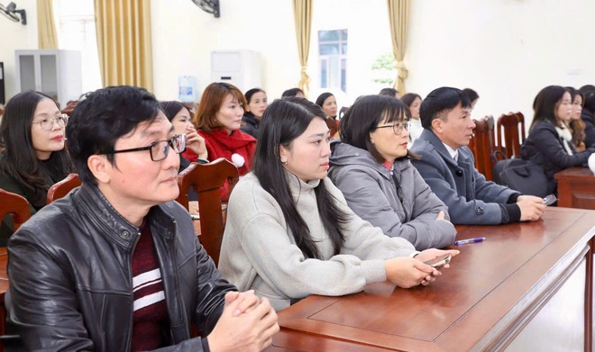 Xã Hồng Vân trao quyết định điều động, luân chuyển, bổ nhiệm hiệu trưởng, phó hiệu trưởng các nhà trường - Ảnh 5.