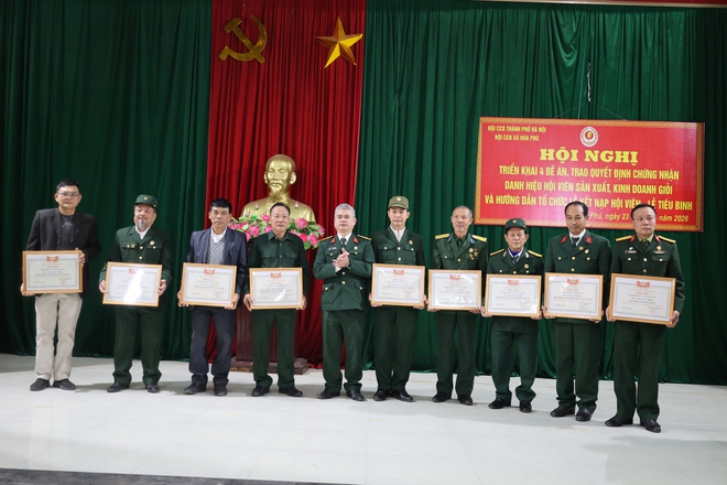 Hội CCB xã Hòa Phú triển khai 4 đề án, trao giấy chứng nhận hội viên sản xuất kinh doanh giỏi- Ảnh 3.