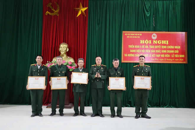 Hội CCB xã Hòa Phú triển khai 4 đề án, trao giấy chứng nhận hội viên sản xuất kinh doanh giỏi- Ảnh 1.