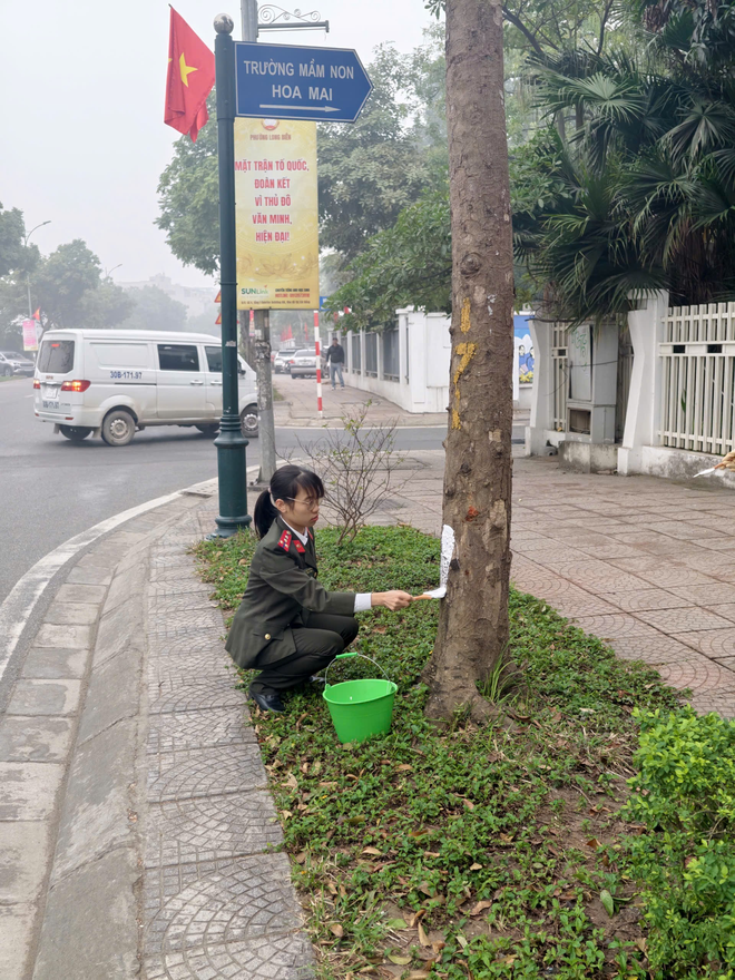 Ra quân vệ sinh môi trường các tuyến phố, góp phần khắc phục 5 điểm nghẽn đô thị- Ảnh 2.