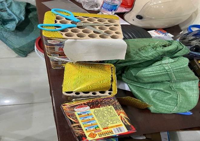 Phát hiện, xử lý hành vi tàng trữ pháo nổ trái phép trên địa bàn phường Long Biên- Ảnh 1.