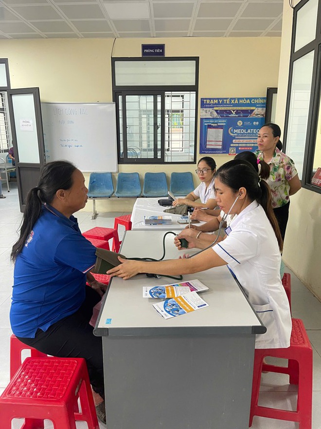 Trạm y tế xã Hòa Phú duy trì thường xuyên công tác khám, chữa bệnh cấp phát thuốc BHYT tại trạm cho người dân- Ảnh 3.