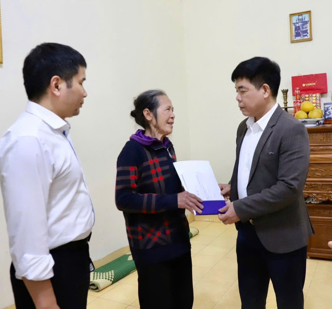 Chủ tịch UBND xã Hồng Vân: Tặng quà gia đình có người bị tai nạn giao thông - Ảnh 2.