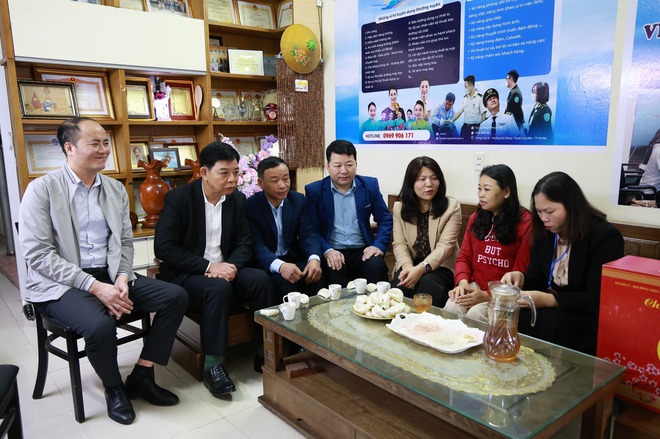 PHÓ BÍ THƯ THƯỜNG TRỰC ĐẢNG ỦY, CHỦ TỊCH MTTQ XÃ TẶNG QUÀ ĐỐI TƯỢNG CHÍNH SÁCH NHÂN DỊP TẾT NGUYÊN ĐÁN BÍNH NGỌ 2026- Ảnh 4.