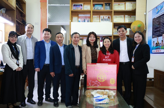 PHÓ BÍ THƯ THƯỜNG TRỰC ĐẢNG ỦY, CHỦ TỊCH MTTQ XÃ TẶNG QUÀ ĐỐI TƯỢNG CHÍNH SÁCH NHÂN DỊP TẾT NGUYÊN ĐÁN BÍNH NGỌ 2026- Ảnh 1.