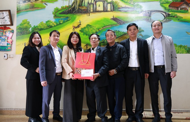 PHÓ BÍ THƯ THƯỜNG TRỰC ĐẢNG ỦY, CHỦ TỊCH MTTQ XÃ TẶNG QUÀ ĐỐI TƯỢNG CHÍNH SÁCH NHÂN DỊP TẾT NGUYÊN ĐÁN BÍNH NGỌ 2026- Ảnh 2.