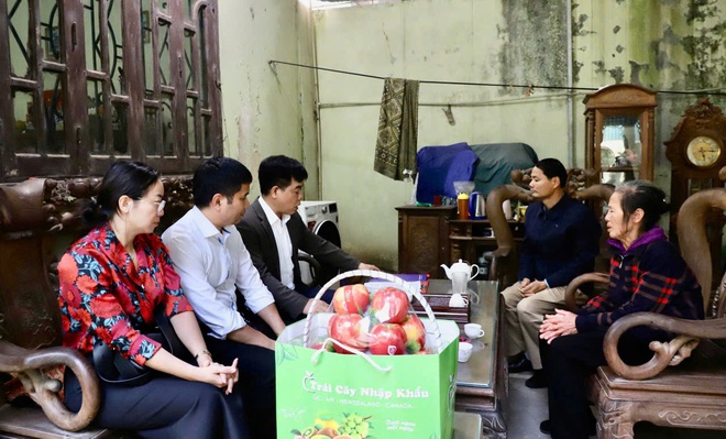 Chủ tịch UBND xã Hồng Vân: Tặng quà gia đình có người bị tai nạn giao thông - Ảnh 3.