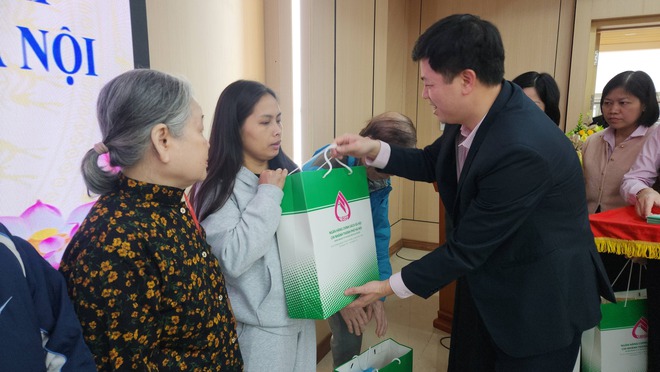 Công đoàn cơ sở Ngân hàng CSXH thành phố Hà Nội, tặng quà cho các hộ khó khăn, gia đình chính sách tại phường Hà Đông- Ảnh 3.